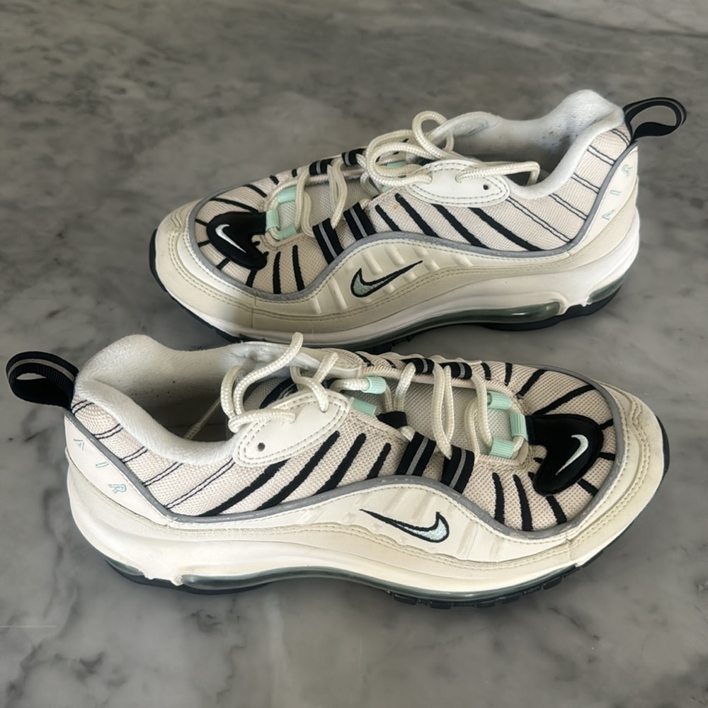 Nike Air women’s 8 off white
